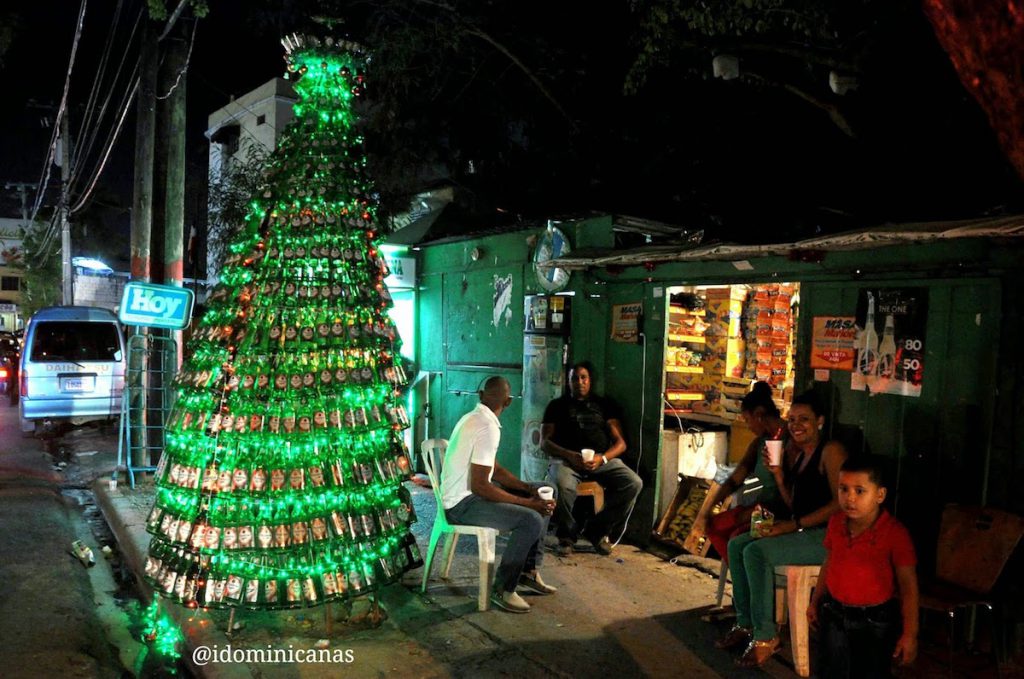 Arbolito de Navidad hecho con botellas de cerveza en Santo Domingo, República Dominicana