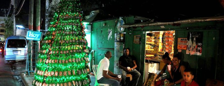 Arbolito de Navidad hecho con botellas de cerveza en Santo Domingo, República Dominicana
