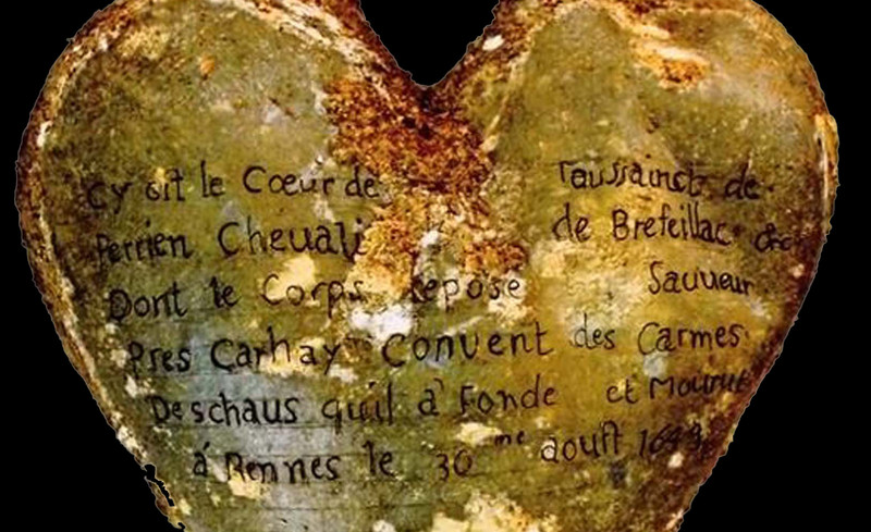 nscripción de la urna del corazón de Toussaint Perrien, caballero de Brefeillac, que apareció junto al cuerpo de su esposa- Rozenn Colleter, INRAP