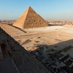 La Pirámide de Giza al amanecer y El Cairo, desde un costado de la Pirámide de Keops
