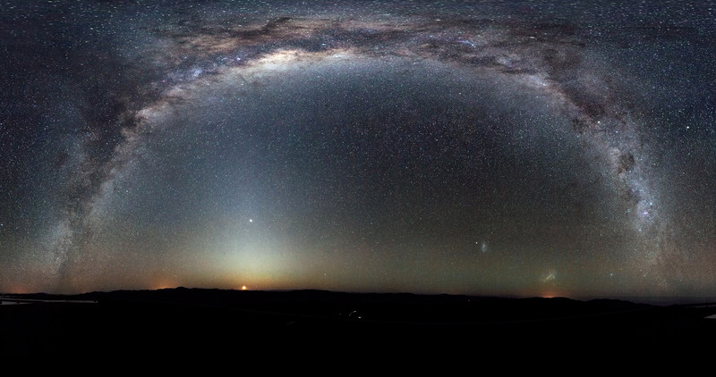 La Vía Láctea en un raro arco de 360 grados, captada desde el Observatorio de Paranal, en Chile. / ESO/H.H. Heyer