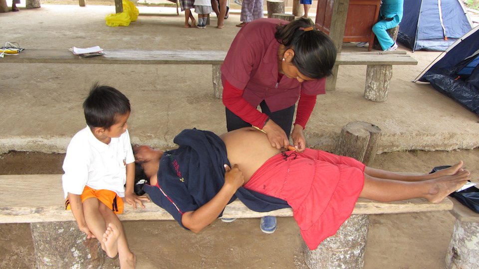 Revision a mujer indígena embarazada- Foto maria-garcia.com