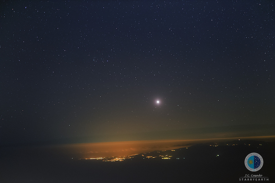 Vista desde el Observatorio del Teide, se puede ver sobre el horizonte a Venus y, algo más arriba a la izquierda, el cometa Catalina C:2013 US10- J. C. Casado