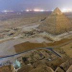 Vista nocturna de la Pirámide de Giza y las luces de El Cairo, tomada desde lo alto de la Pirámide de Keops