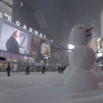 Muñeco de nieve viendo la moda