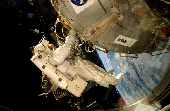 Un astronauta coloca la plataforma EXPOSE-E en la Estación Espacial Internacional- ESA