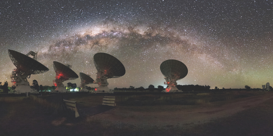 El Australian Telescope Compact Array (ATCA) con luz nocturna y con vista a la Via Lactea- Alex Cherney