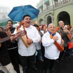Con el arpa y cantando, la marcha de protesta de la UV- Foto Tony Palacios
