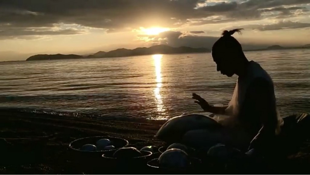 El músico japonés Aki-Ra tocando su #WaterIs Our Earth