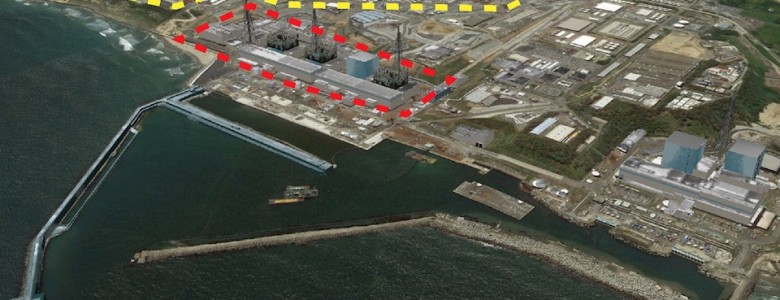 Imagen de satellite de la central nuclear de Fukushima Daiichi en junio de 2015. Los reactores dañados y, los tanques de almacenamiento de agua contaminada y las plantas de descontaminación se encuentran en los recuadros rojo y amarillo, respectivamente. / GoogleTM Earth/UAB