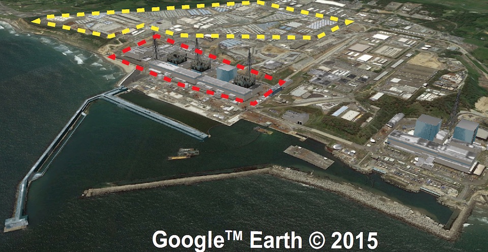Imagen de satellite de la central nuclear de Fukushima Daiichi en junio de 2015. Los reactores dañados y, los tanques de almacenamiento de agua contaminada y las plantas de descontaminación se encuentran en los recuadros rojo y amarillo, respectivamente. / GoogleTM Earth/UAB
