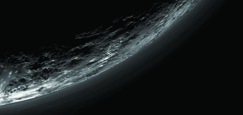 Plutón y su brumosa atmósfera vista por la sonda New Horizons de la NASA
