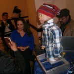 Crean mexicanos humanoide que colabora en terapia para niños con autismo