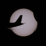 Un avión cruzando frente al eclipse de Sol de Indonesia del 2016
