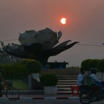 Un paseo en bicicleta durante el eclipse de Sol de Indonesia