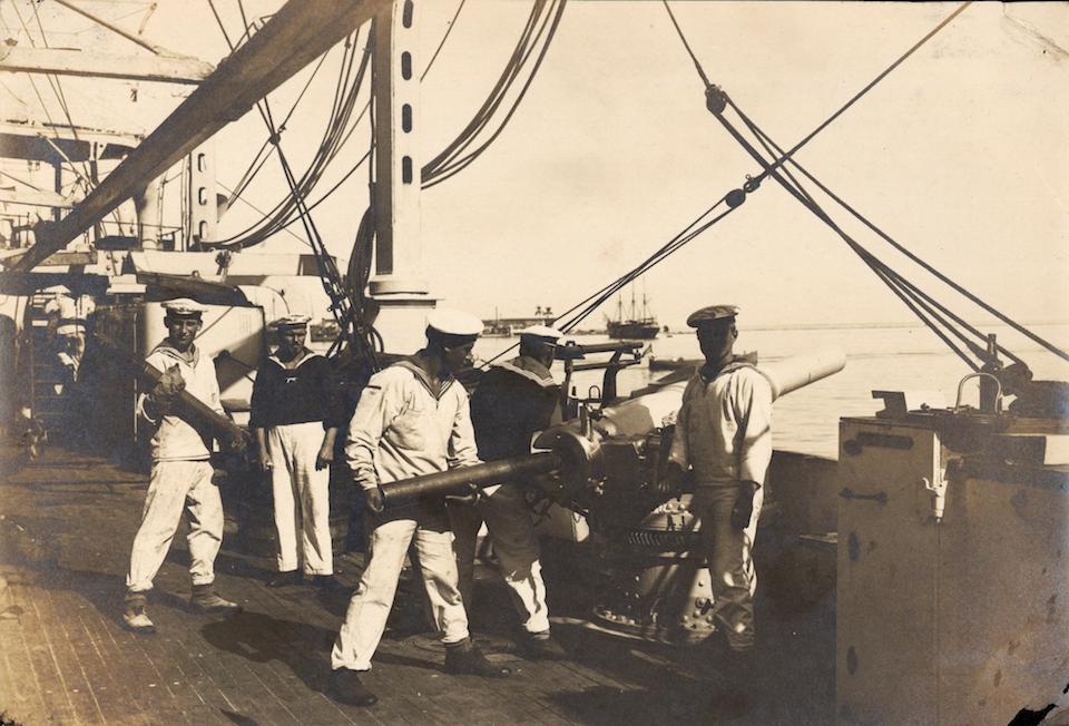 Marinos preparando los cañones contra el puerto de Veracruz en la invasión de 1914- Hugo Brehme, INAH, SINAFO, FN México