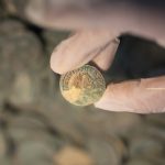 Encuentran un tesoro del siglo IV: 19 ánforas con 600 kilos de monedas romanas (VIDEO)