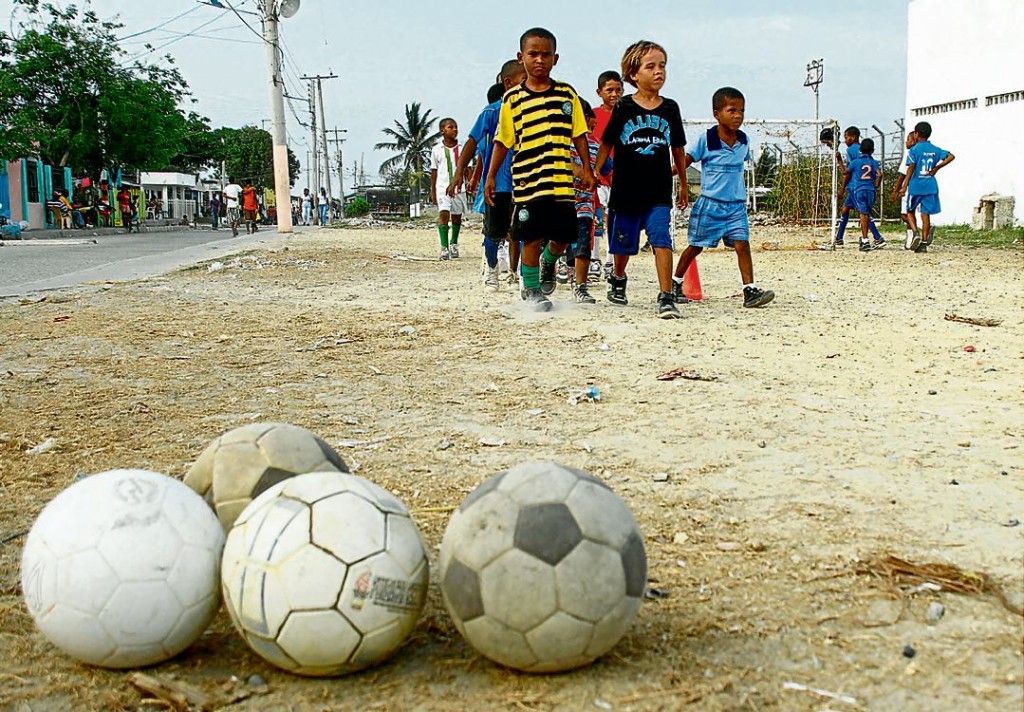 Niños en el campo de fútbol de la colonia