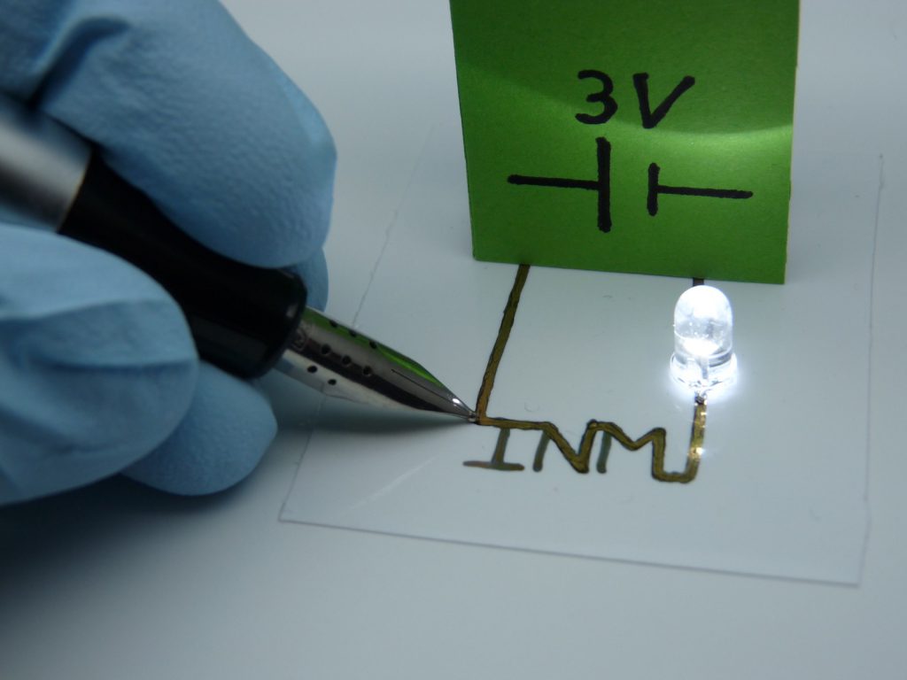 Una pluma con tinta para dibujar circuitos electrónicos- LED, INM