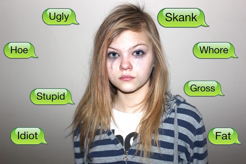 Montaje en inglés de ciberacoso a una adolescente- CC 2 0 BY