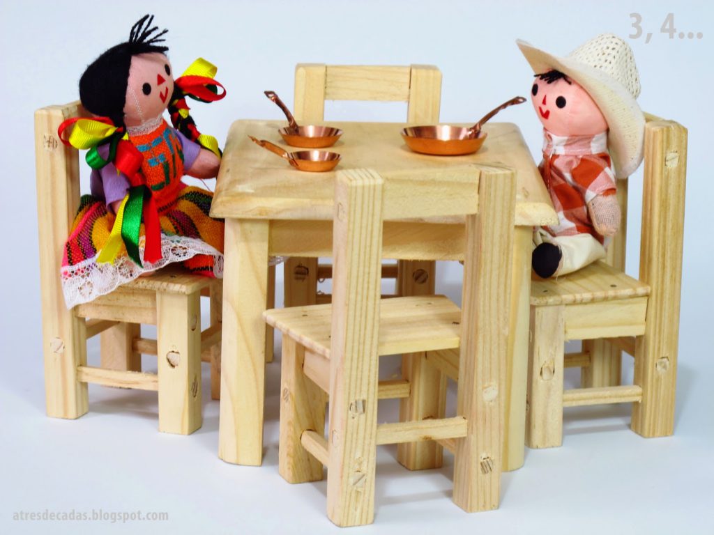 Muñecos de trapo y muebles de madera