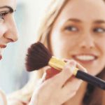 El riesgo de las nanopartículas en el maquillaje femenino