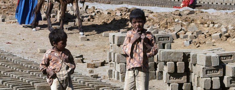 Niñoos trabajando en una fabrica de ladrillos en Nueva Delhi- ONU Foto, Jean Pierre Laffont