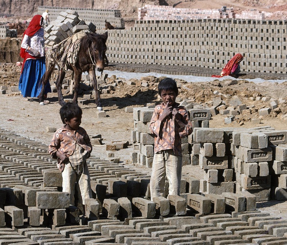 Niñoos trabajando en una fabrica de ladrillos en Nueva Delhi- ONU Foto, Jean Pierre Laffont