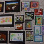 Exponen niñas y niños obras pictóricas, en galería del Congreso Estatal