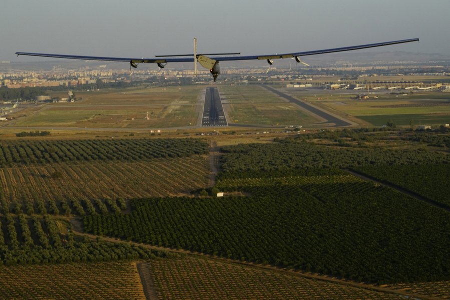 el avión solar Impulse II sobrevuela la capital andaluza gracias a las más de 17.000 células solares que tiene en las alas y que le han permitido cruzar el Atlántico sin usar combustibles fósiles. / Solar Impulse