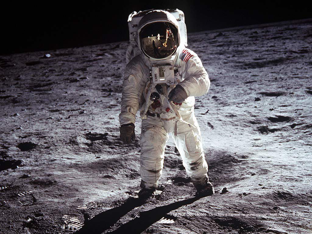 Un astronauta camina sobre la superficie de la Luna durante la misión Apolo 11. / NASA