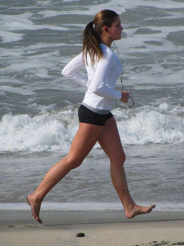 Correr descalzo en la playa