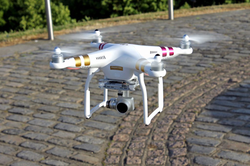Dron con cámara fotográfica