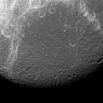 Dione, una Luna de Contrastes