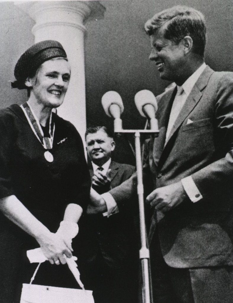 Frances Oldham Kelsey y John F Kennedy, en la entrega del premio