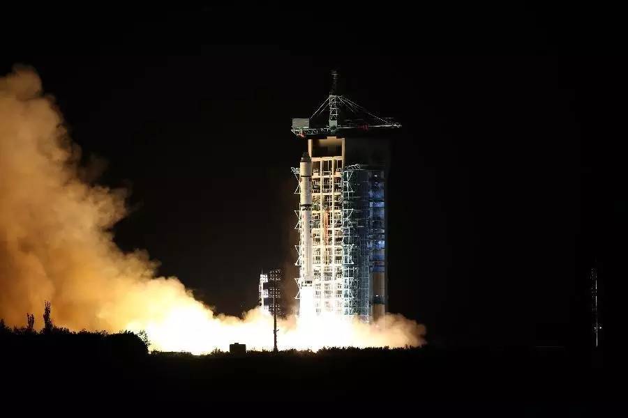 Lanzamiento del primer satélite de comunicación cuántica del mundo en un cohete Gran Marcha 2D desde el Centro de Lanzamiento de Satélites de Jiuquan, en el desierto de Gobi, en el noroeste de China. / Xinhua
