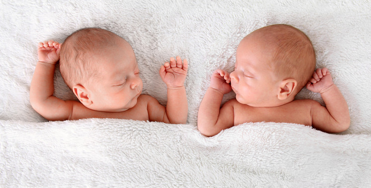Un nuevo trabajo internacional publicado en la revista British Medical Journal ha concluido que el parto de gemelos debería adelantarse a la semana 37 para reducir al mínimo la mortalidad intrauterina y neonatal. / Fotolia