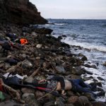 El cuerpo de un migrante en la isla de Lesbos, Grecia, 7 de noviembre de 2015- REUTERS/Alkis Konstantinidis