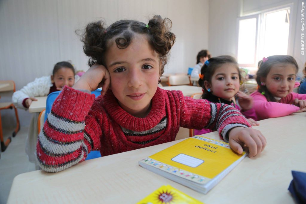 Niñas en un nuevo centro de educación para niños sirios en Kahramanmaras, Turquía- Foto UNICEF, UN019130, Ergen