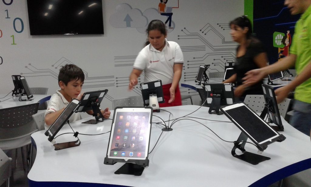 Niños con aparatos digitales