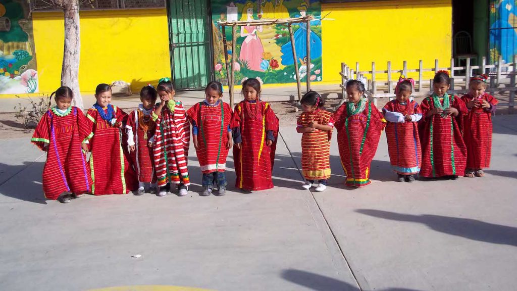 Niñas indígenas con vestimenta tradicional mixteca