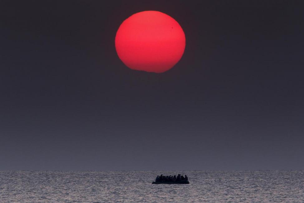 Un bote inflable con refugiados sirios, agosto 11 de 2015- REUTERS/Yannis Behrakis