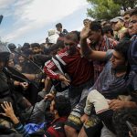 Un policía de Macedonia amenaza a los migrantes para que dejen de entrar desde Grecia, 22 de agosto de 2015- REUTERS, Alexandros Avramidis