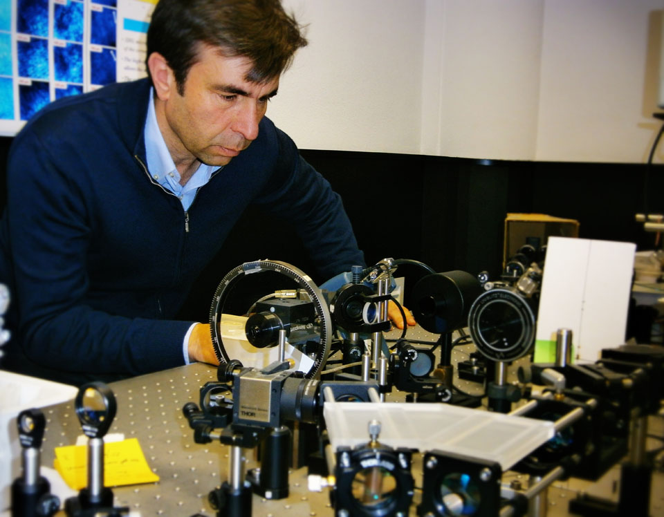 El investigador Pablo Artal en el Laboratorio de Óptica de la Universidad de Murcia. / UMU