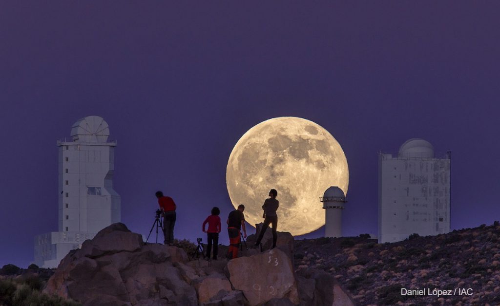 Superluna vista el 10 de agosto de 2014 desde el Observatorio astronomico del Teide, en Islas Canarias- Daniel Lopez, IAC