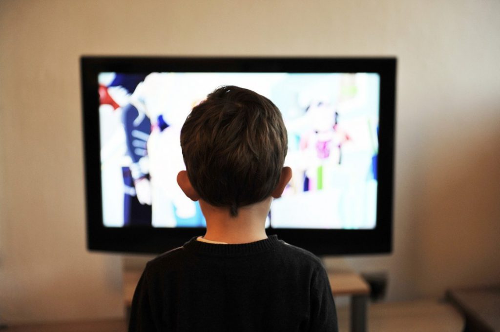 Un niño viendo la televisión. / UGRdivulga