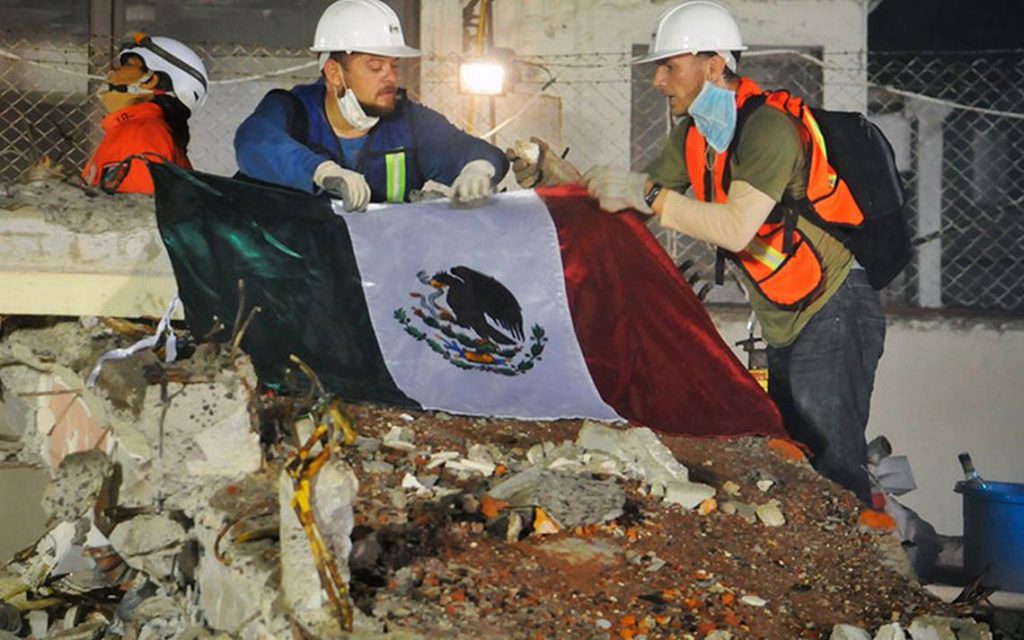 Rescatistas durante el sismo del 19 de septiembre de 2017 en México