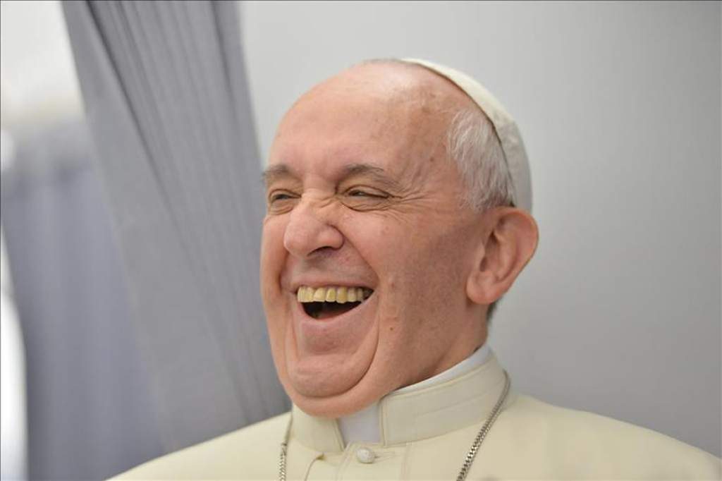 Un estudio niega la supuesta correlación negativa entre el sentido del humor y la religiosidad. En la imagen, el papa Francisco ríe durante su visita a Río de Janeiro (Brasil) en 2013. / EFE
