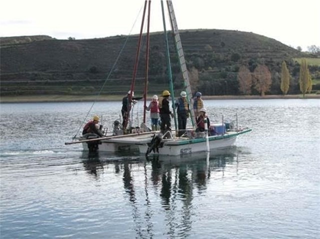 Los investigadores sacan los sondeos de los sedimentos desde una plataforma flotante en el lago Montcortés. / Fondo documental IPE_CSIC)