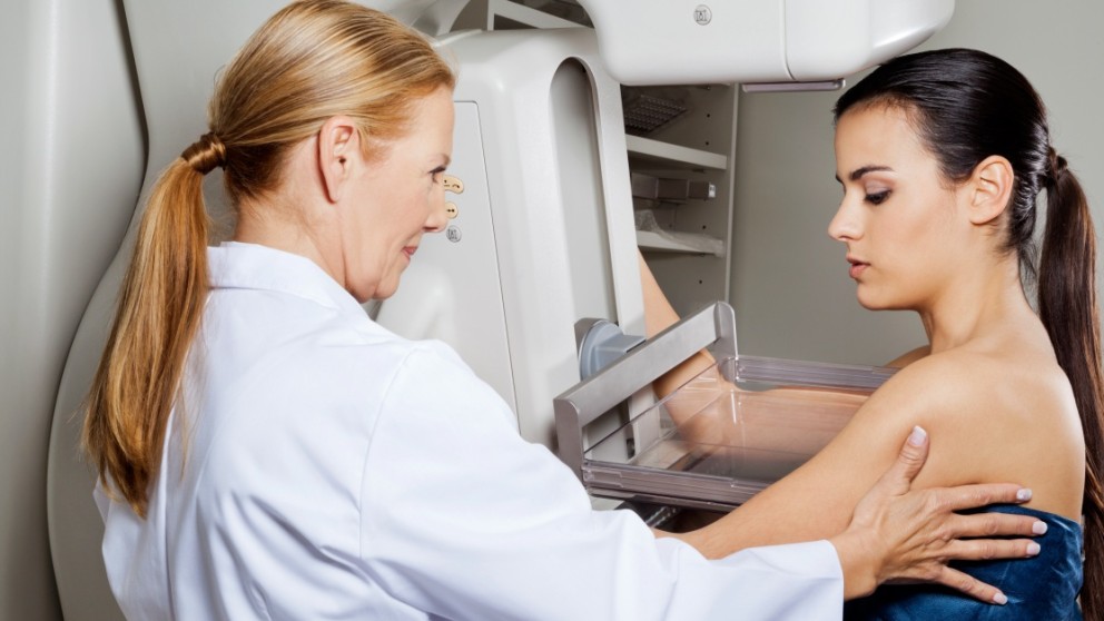 Paciente en mamografía- Tyler Olson, Shutterstock